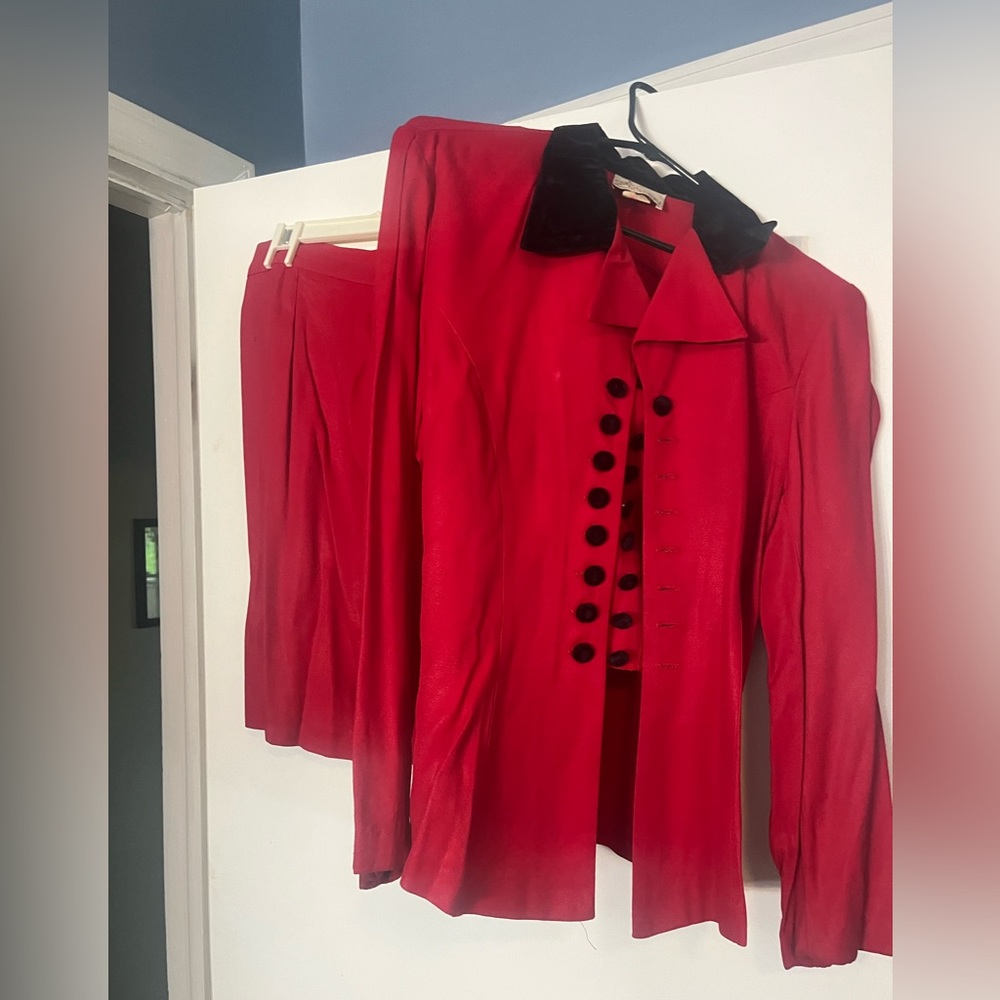 Skirt suite red with black velvet collar